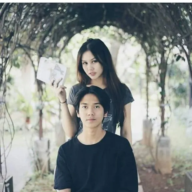 Manis, Romantis, dan Tangguh. Inilah 11 Gaya Fesyen Andalan Iqbal 'Dilan' yang Membuat Banyak Cewek Klepek-klepek 15
