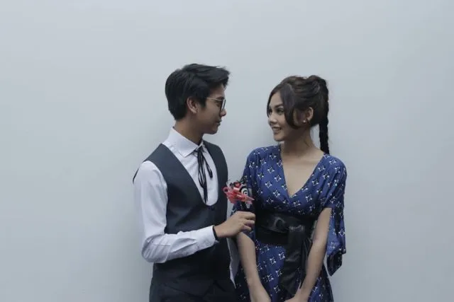 Manis, Romantis, dan Tangguh. Inilah 11 Gaya Fesyen Andalan Iqbal 'Dilan' yang Membuat Banyak Cewek Klepek-klepek 22