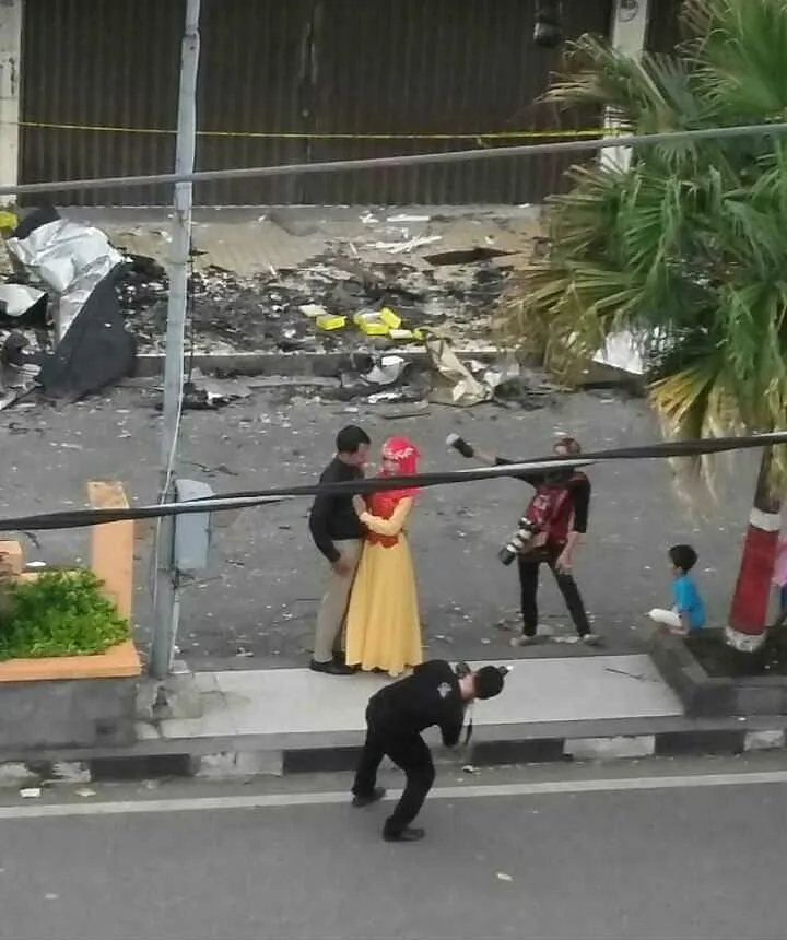 Antara Unik atau Miris, Prewedding Pasangan Ini Digelar di Depan Bangunan yang Baru Terbakar. Biar Apa sih? 5