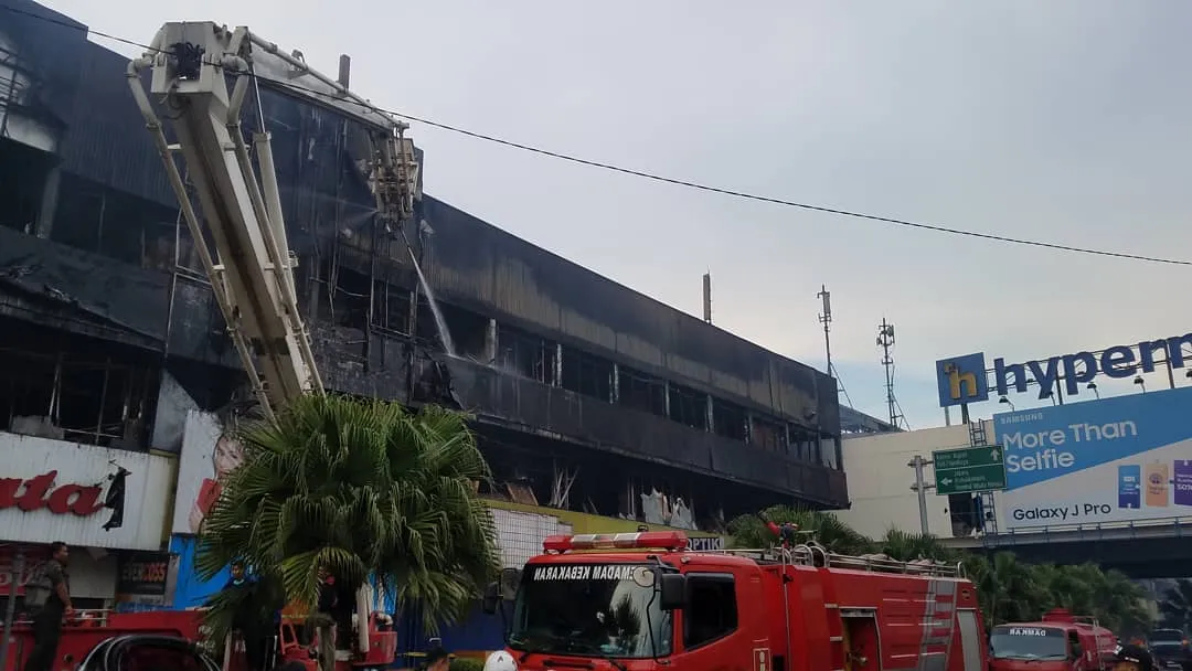 Antara Unik atau Miris, Prewedding Pasangan Ini Digelar di Depan Bangunan yang Baru Terbakar. Biar Apa sih? 6
