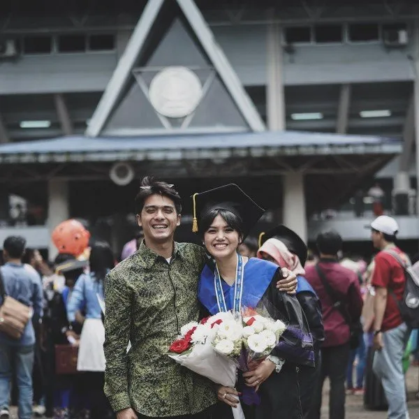 Meski Sibuk Urus Rumah Tangga, 8 Seleb Cantik Ini Berhasil Wisuda Juga. Semangatnya Bisa Kita Tiru nih 12