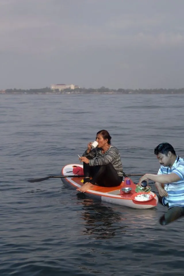Masih Hangat, Foto Ipunk Makan Pecel Lele Saat Banjir Jakarta Dibikin Meme. Duh, Kreatif Abis! 19