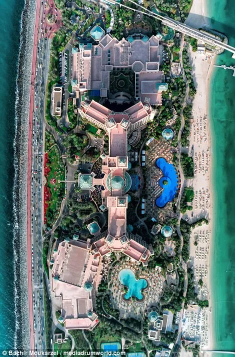 12 Foto Drone di Dubai yang Begitu Memesona. Begini Tampilan Kota Mewah Ini dari Udara! 19