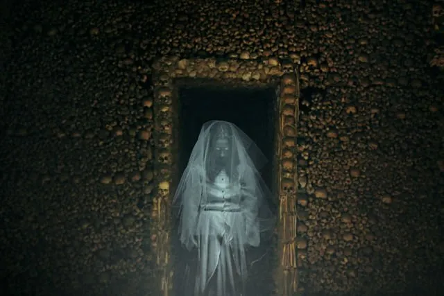 Terkuak, 5 Teori ini Bisa Menjelaskan Kenapa Hantu di Film-Film Kakinya Nggak Napak Tanah! 6