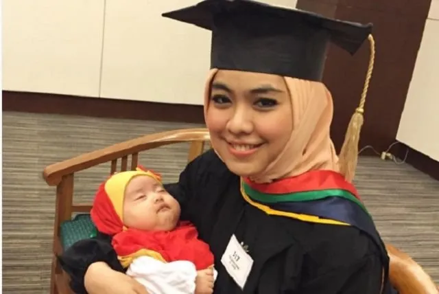 Meski Sibuk Urus Rumah Tangga, 8 Seleb Cantik Ini Berhasil Wisuda Juga. Semangatnya Bisa Kita Tiru nih 11