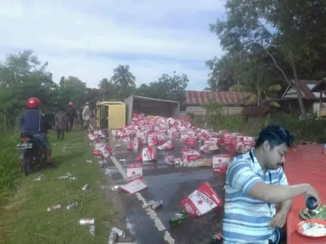 Masih Hangat, Foto Ipunk Makan Pecel Lele Saat Banjir Jakarta Dibikin Meme. Duh, Kreatif Abis! 17