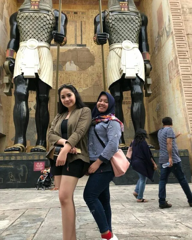 10+ Potret Bukti Para Artis Juga Dekat dengan ART-nya. Nggak Cuma Sibuk di Layar Kaca Doang! 19