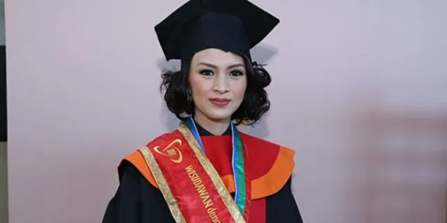 Meski Sibuk Urus Rumah Tangga, 8 Seleb Cantik Ini Berhasil Wisuda Juga. Semangatnya Bisa Kita Tiru nih 10