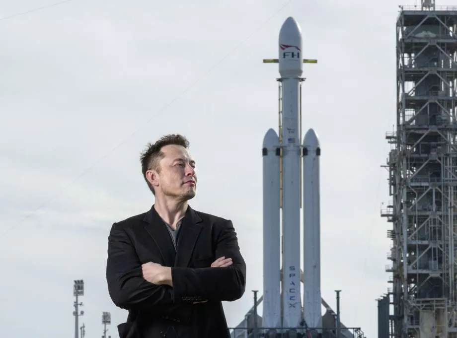 Dengan Roket Terkuat di Dunia, Elon Musk Kirim Mobil Sport Buat 'Jalan-jalan' ke Luar Angkasa 11