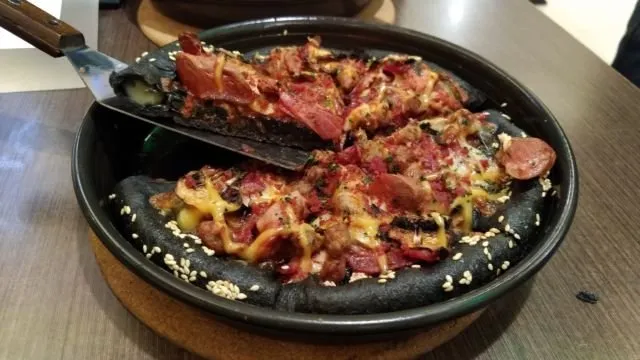 #BeraniBeda, Pizza Hut Luncurkan Menu 'Hitam' dan Hadirkan Dua Robot Pintar 6