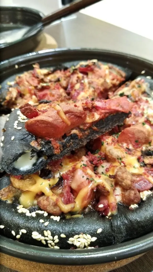 #BeraniBeda, Pizza Hut Luncurkan Menu 'Hitam' dan Hadirkan Dua Robot Pintar 7