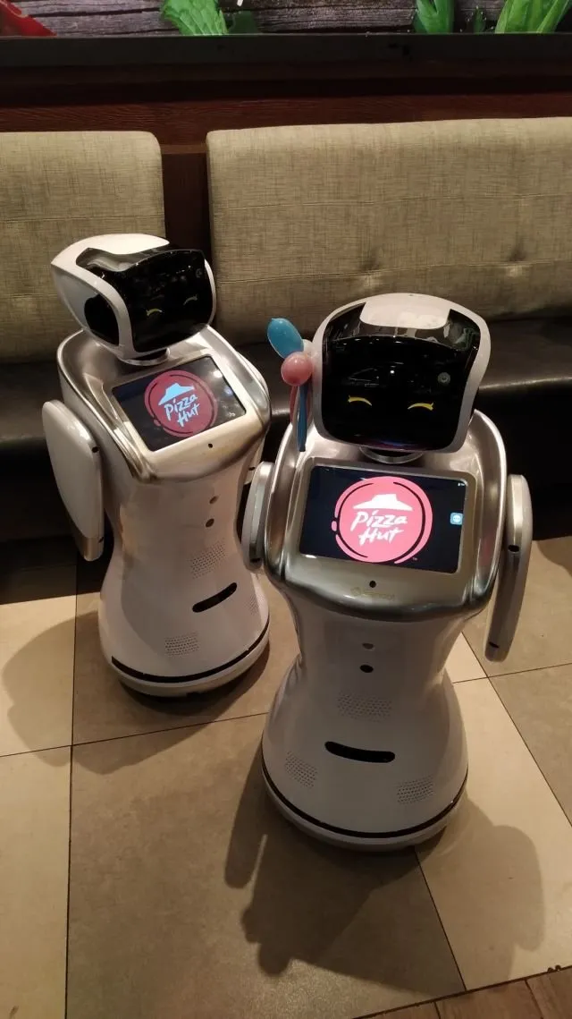 #BeraniBeda, Pizza Hut Luncurkan Menu 'Hitam' dan Hadirkan Dua Robot Pintar 8