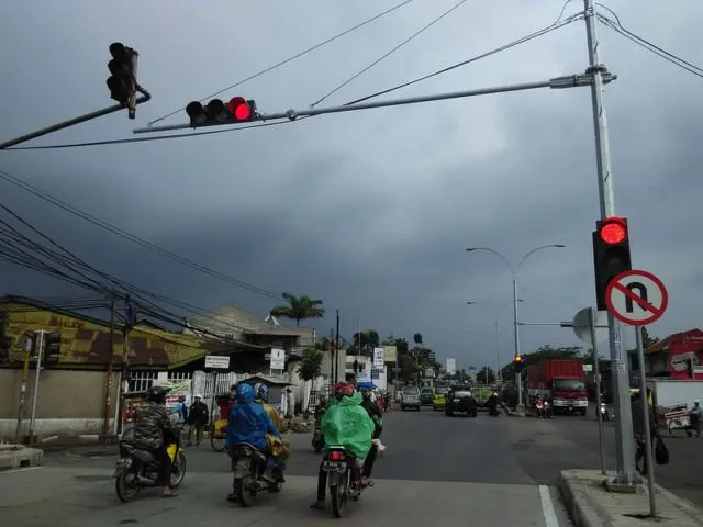 Hindari 9+ Obrolan Ini Saat Boncengan Motor sama Temanmu. Selain Bahaya, Nggak Ada Gunanya Juga! 19