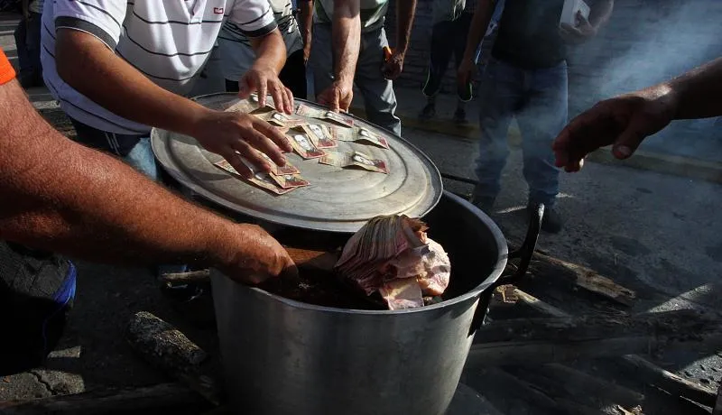 Saking Nggak Berharganya, Uang Lima Ribuan di Negara Ini Dijadikan Kerajinan. Daripada Jadi Sampah?! 13