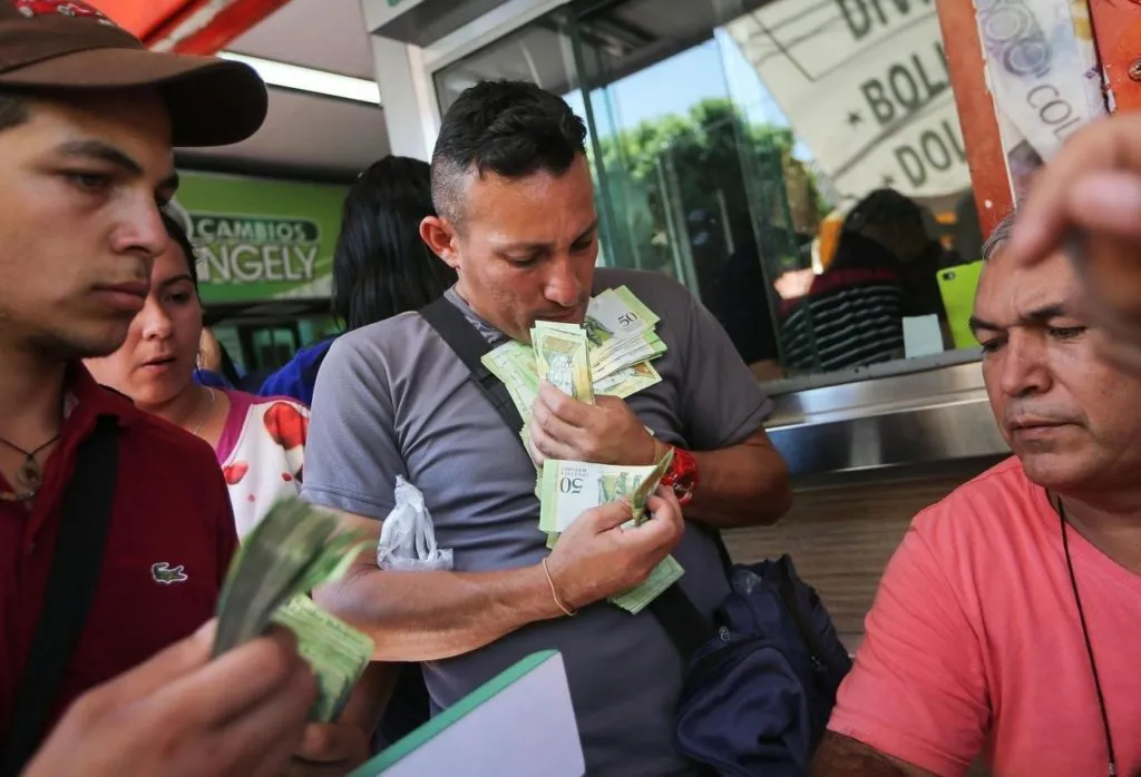 Saking Nggak Berharganya, Uang Lima Ribuan di Negara Ini Dijadikan Kerajinan. Daripada Jadi Sampah?! 12
