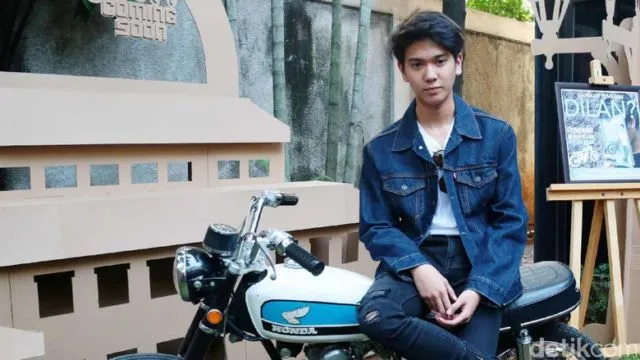 Manis, Romantis, dan Tangguh. Inilah 11 Gaya Fesyen Andalan Iqbal 'Dilan' yang Membuat Banyak Cewek Klepek-klepek 13
