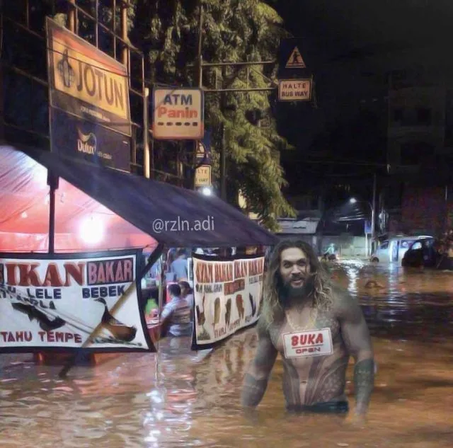 Masih Hangat, Foto Ipunk Makan Pecel Lele Saat Banjir Jakarta Dibikin Meme. Duh, Kreatif Abis! 22