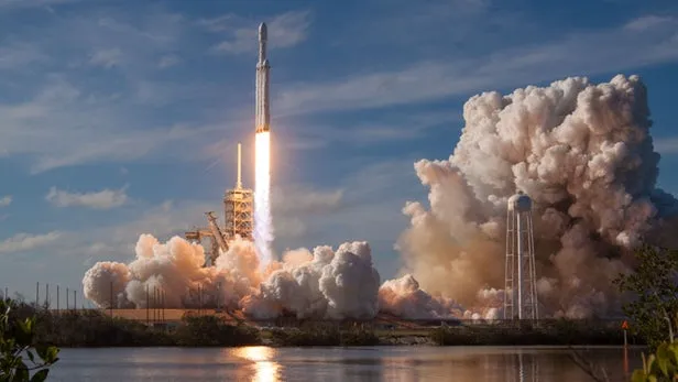 Dengan Roket Terkuat di Dunia, Elon Musk Kirim Mobil Sport Buat 'Jalan-jalan' ke Luar Angkasa 7