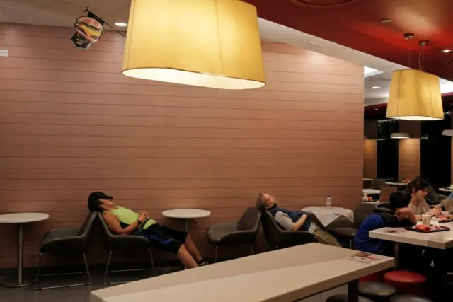 Krisis Hunian di Hong Kong Buat Warganya Rela Diami 4+ Tempat Ini. Mulai Peti Mati Sampai McD! 21