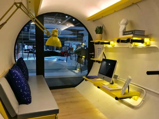 Krisis Hunian di Hong Kong Buat Warganya Rela Diami 4+ Tempat Ini. Mulai Peti Mati Sampai McD! 22