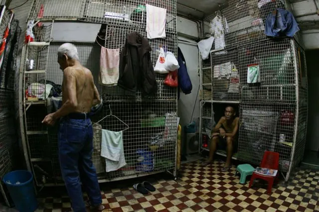 Krisis Hunian di Hong Kong Buat Warganya Rela Diami 4+ Tempat Ini. Mulai Peti Mati Sampai McD! 15