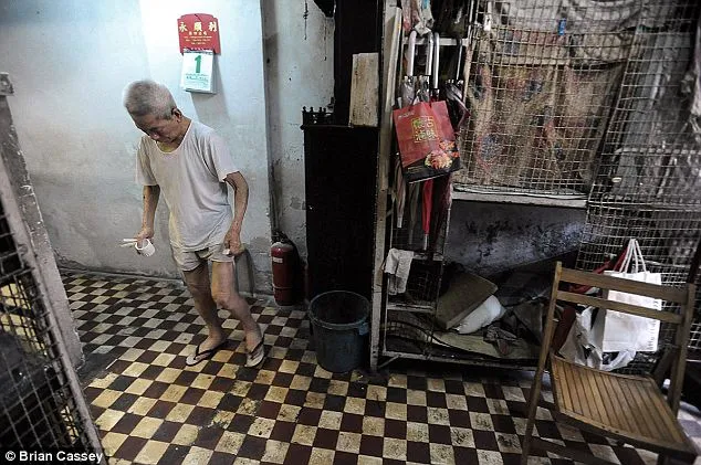 Krisis Hunian di Hong Kong Buat Warganya Rela Diami 4+ Tempat Ini. Mulai Peti Mati Sampai McD! 14