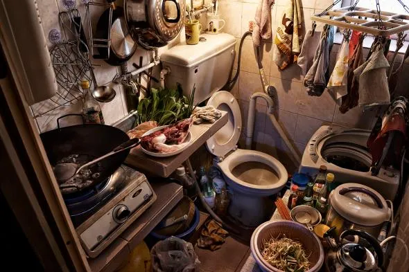 Krisis Hunian di Hong Kong Buat Warganya Rela Diami 4+ Tempat Ini. Mulai Peti Mati Sampai McD! 19