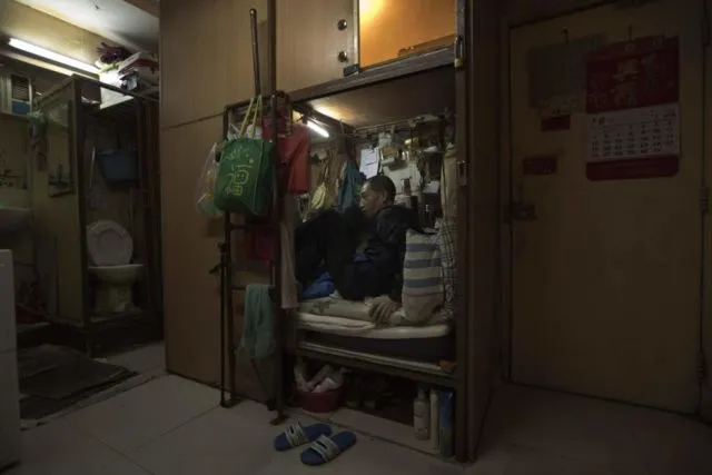 Krisis Hunian di Hong Kong Buat Warganya Rela Diami 4+ Tempat Ini. Mulai Peti Mati Sampai McD! 17