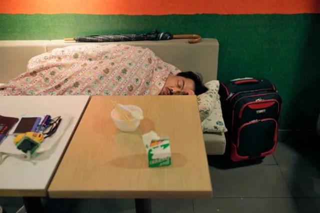 Krisis Hunian di Hong Kong Buat Warganya Rela Diami 4+ Tempat Ini. Mulai Peti Mati Sampai McD! 20