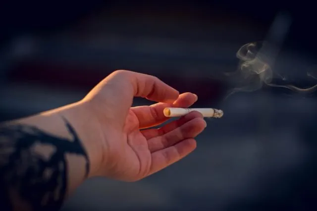 Ketika Ceweknya Melarang Merokok, 6 Hal Inilah yang Ada di Pikiran Cowok 9