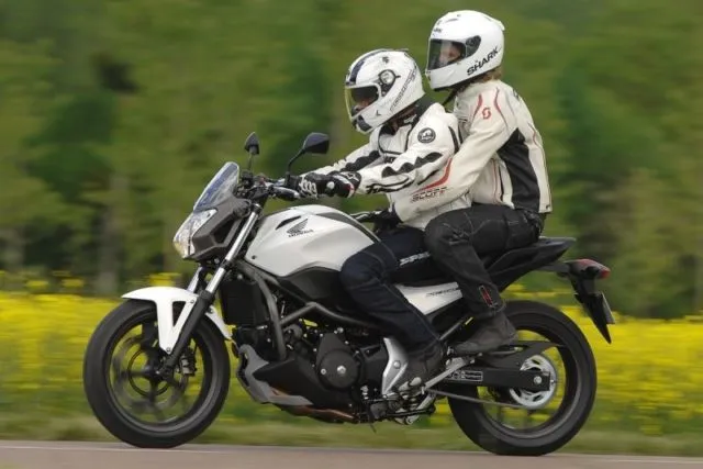 Hindari 9+ Obrolan Ini Saat Boncengan Motor sama Temanmu. Selain Bahaya, Nggak Ada Gunanya Juga! 16
