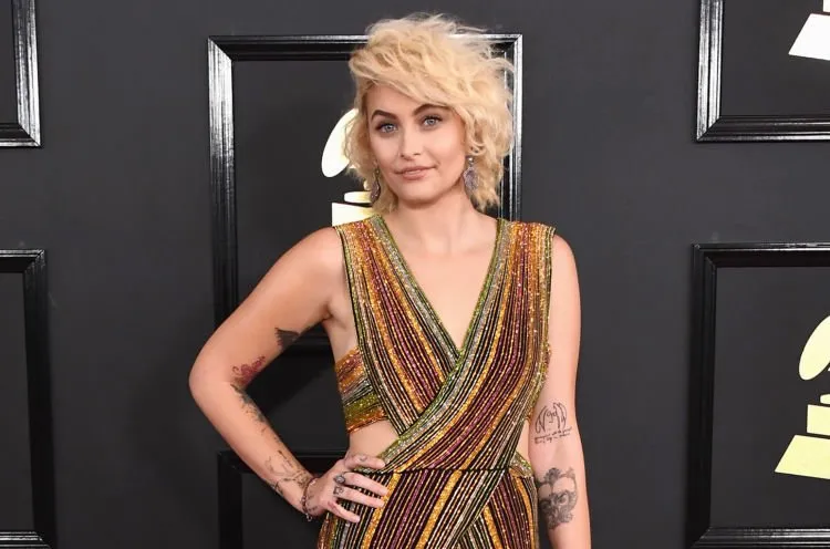 Lama Tak Terdengar, 9+ Potret Gaya Modis Putri Mendiang Michael Jackson Ini Bisa Kamu 'Curi' Fashion Statement-nya 15