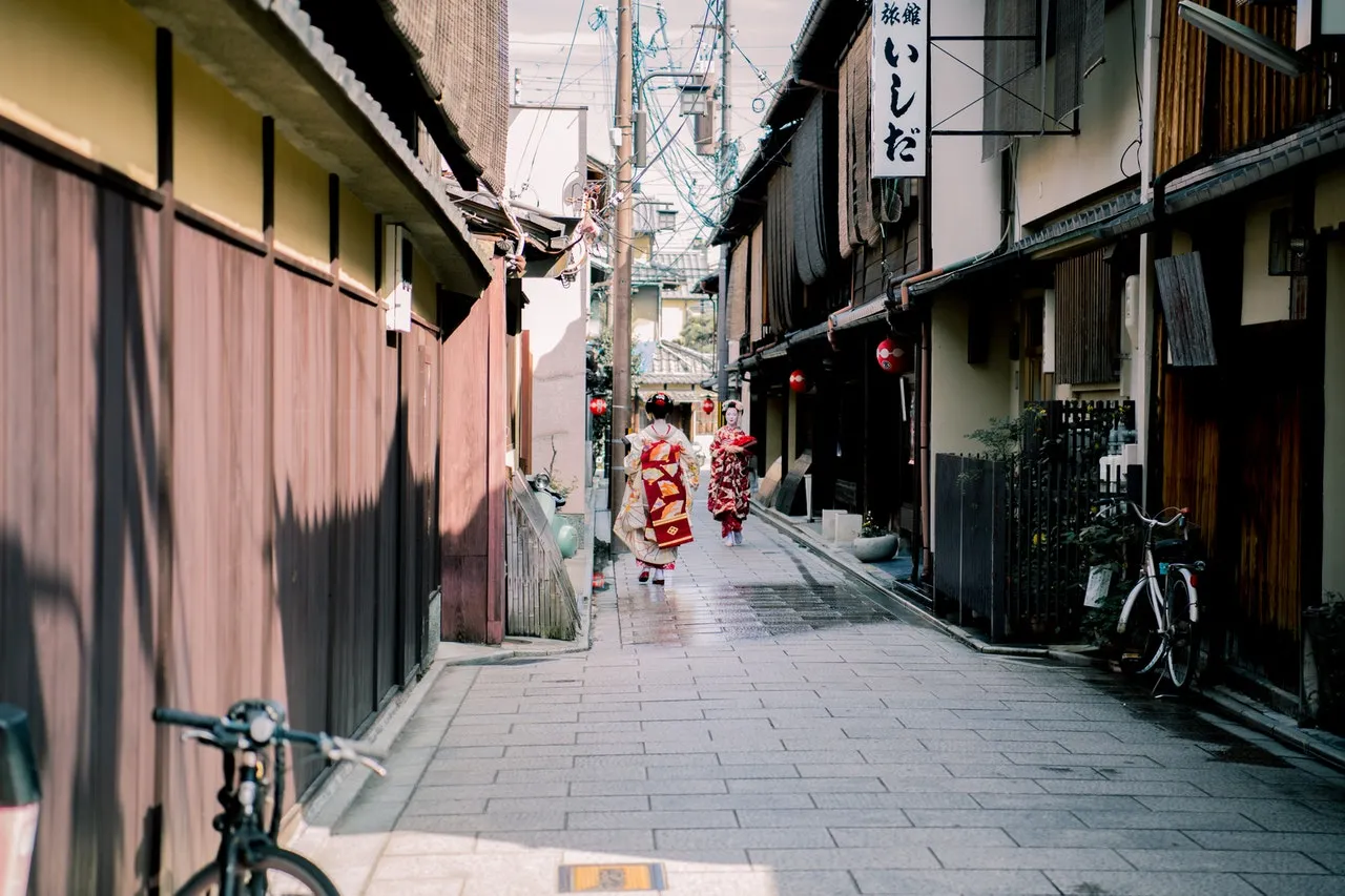 10 Jalanan Instagramable di Seluruh Dunia yang Keren Abis. Indah di Setiap Sudutnya! 13