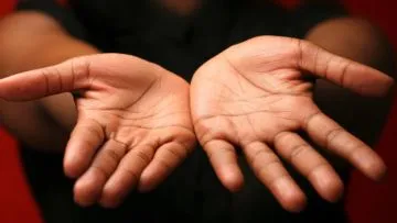 Daripada Percaya Sama Ramalan, Mendingan Baca Nih Biar Tahu Kenapa Garis Tangan Itu Beda-beda