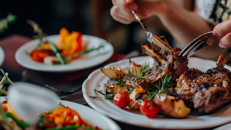 12 Trik Memasak Kambing Tanpa Takut Kolesterol. Bukan Soal Dagingnya, Tapi Pengolahannya 24 hipwee-tetap batasi konsumsinya ya