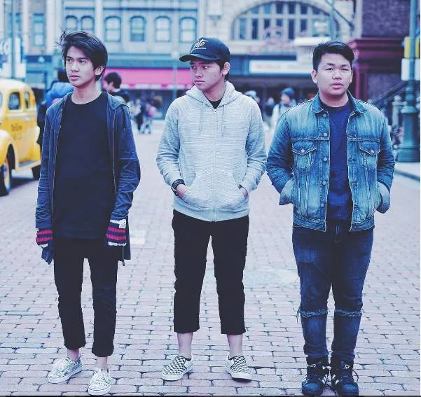 Manis, Romantis, dan Tangguh. Inilah 11 Gaya Fesyen Andalan Iqbal 'Dilan' yang Membuat Banyak Cewek Klepek-klepek 21