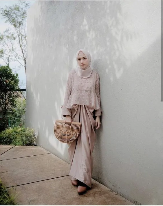 11+ Inspirasi Outfit untuk Sister of The Bride. Meski Bukan Bintang Utama, Boleh Kok Tampil Memesona 24