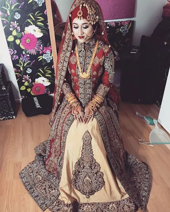 12 Inspirasi Busana Pengantin India Berhijab yang Menawan Hati. Saatnya Tampil Glamor dan Santun Kala Jadi Ratu Sehari 19