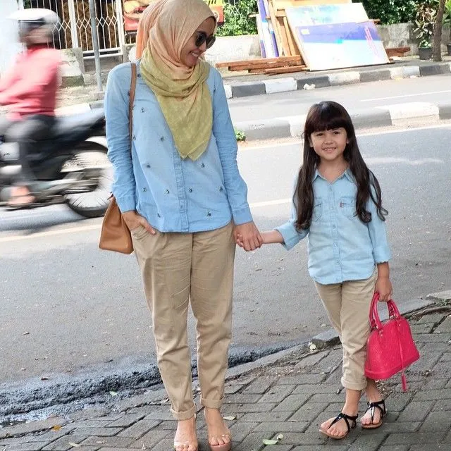 11 Gaya Berhijab Laudya Cynthia Bella Paling Santai. Nggak Perlu Neko-neko yang Penting Nyaman 21
