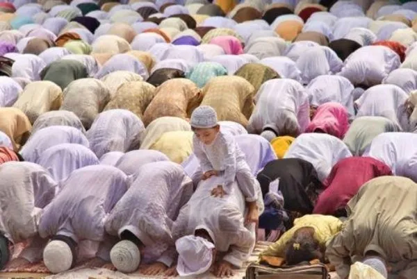 17+ Potret Anak-Anak dari Berbagai Penjuru Dunia Saat Ikut ke Masjid. Lucu sih, Selama Nggak Ganggu Ibadah 18