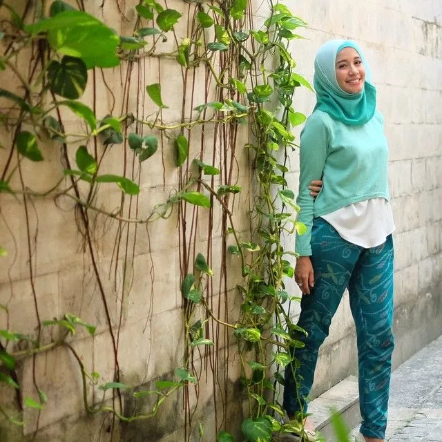 11 Gaya Berhijab Laudya Cynthia Bella Paling Santai. Nggak Perlu Neko-neko yang Penting Nyaman 12