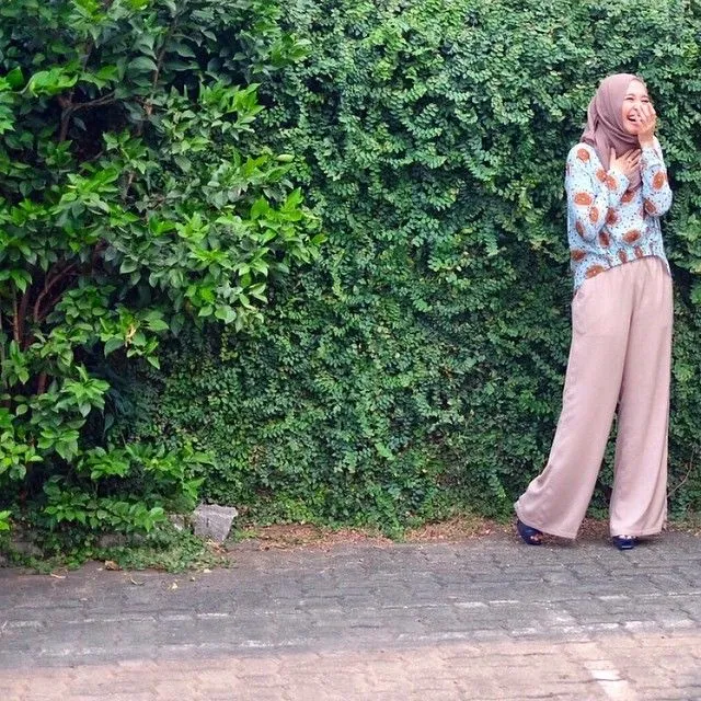 11 Gaya Berhijab Laudya Cynthia Bella Paling Santai. Nggak Perlu Neko-neko yang Penting Nyaman 15