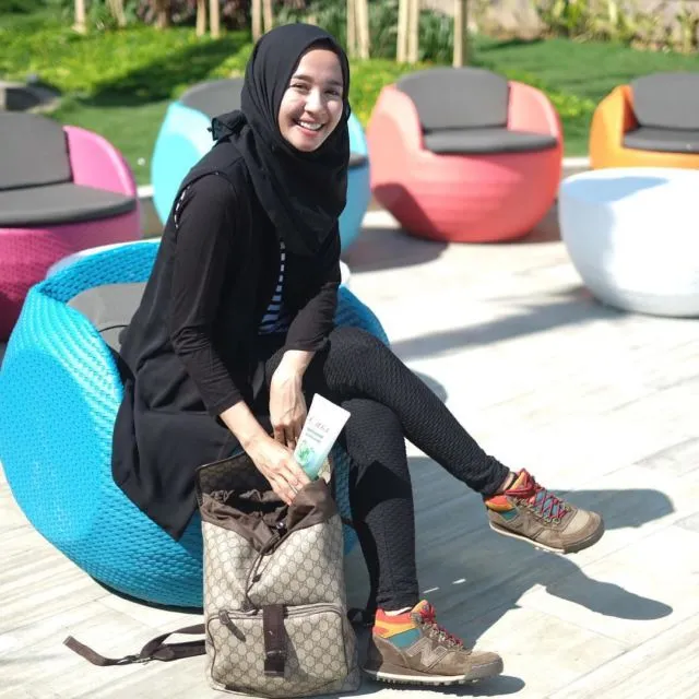 11 Gaya Berhijab Laudya Cynthia Bella Paling Santai. Nggak Perlu Neko-neko yang Penting Nyaman 16