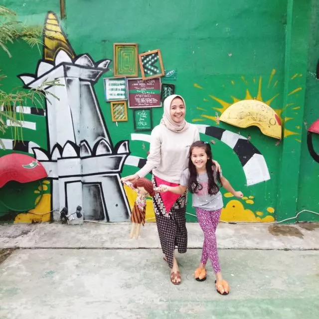 11 Gaya Berhijab Laudya Cynthia Bella Paling Santai. Nggak Perlu Neko-neko yang Penting Nyaman 18