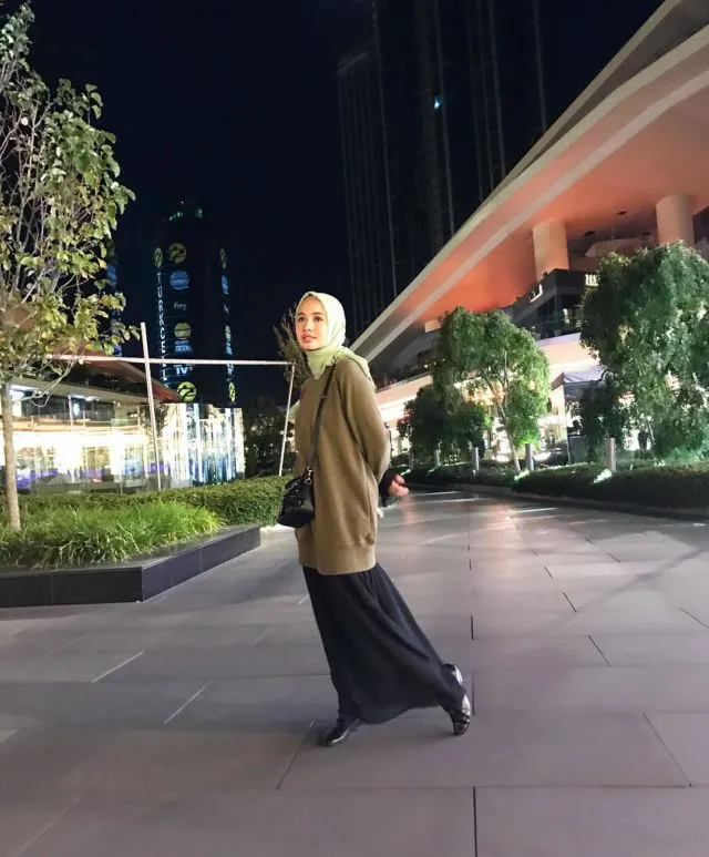 11 Gaya Berhijab Laudya Cynthia Bella Paling Santai. Nggak Perlu Neko-neko yang Penting Nyaman 19