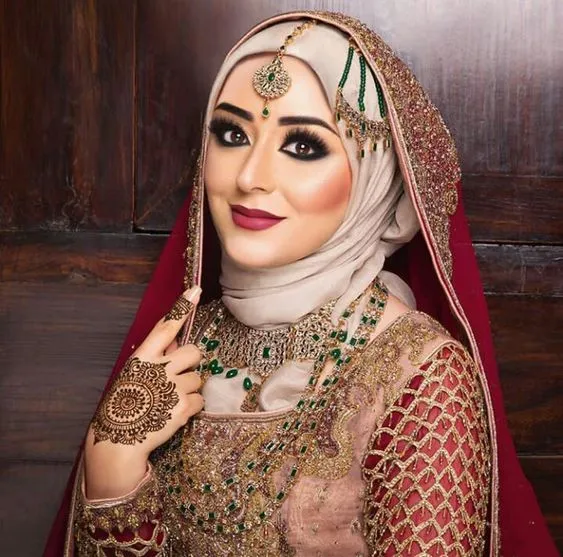 12 Inspirasi Busana Pengantin India Berhijab yang Menawan Hati. Saatnya Tampil Glamor dan Santun Kala Jadi Ratu Sehari 14