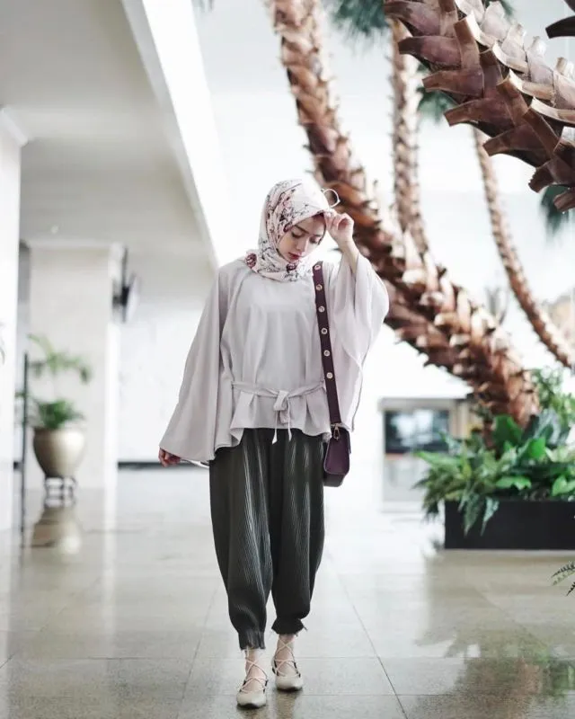12 Model Celana Muslimah yang Trendi dan Adem Dipakai, Tetap Luwes Meski Tubuh Nggak Tinggi Semampai 20