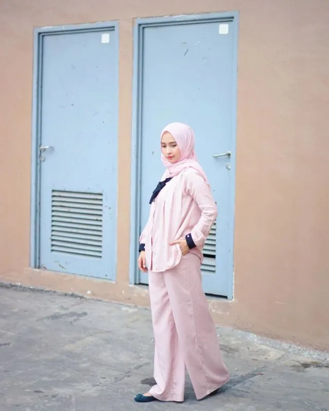 12 Model Celana Muslimah yang Trendi dan Adem Dipakai, Tetap Luwes Meski Tubuh Nggak Tinggi Semampai 17