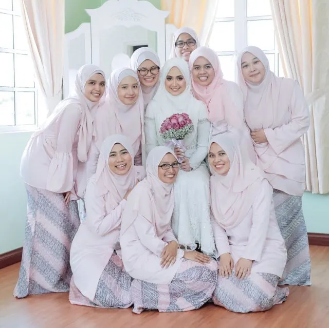 Anggunnya HQQ, 16+ Inspirasi Busana Bridesmaid Syar'i Menutup Dada Ini Layak Diadopsi 18