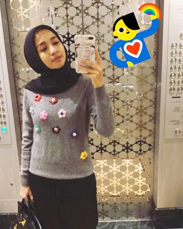 11 Gaya Berhijab Laudya Cynthia Bella Paling Santai. Nggak Perlu Neko-neko yang Penting Nyaman 13
